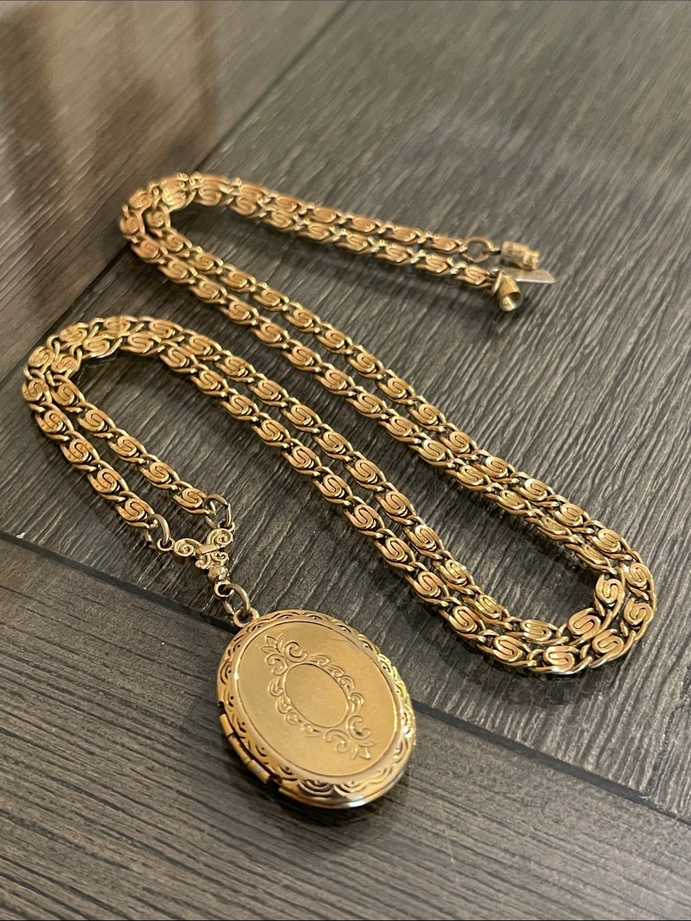 Gold-tone Oval Locket necklace from the 1928 Jewelry Company - Picture 2 of 16